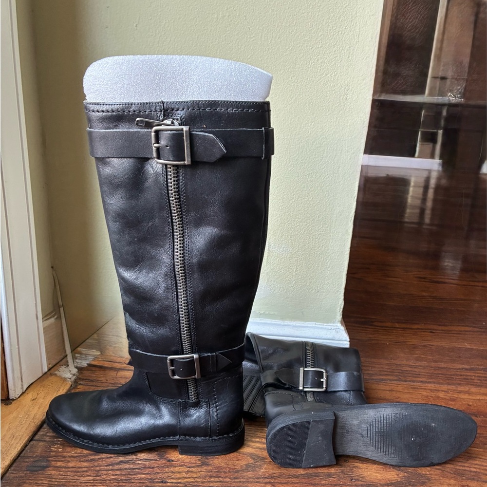 Sleek Black Leather Heeled Boots with Zipper Detail